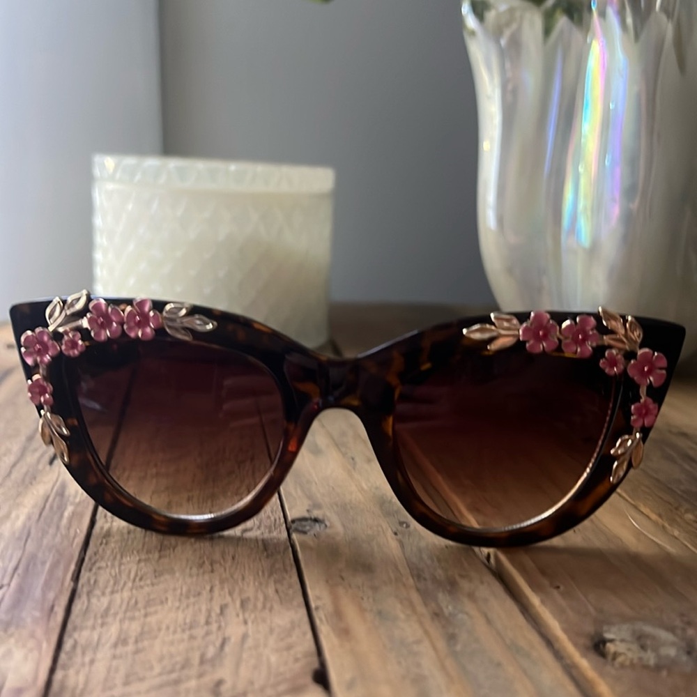 NWT flower sunglasses